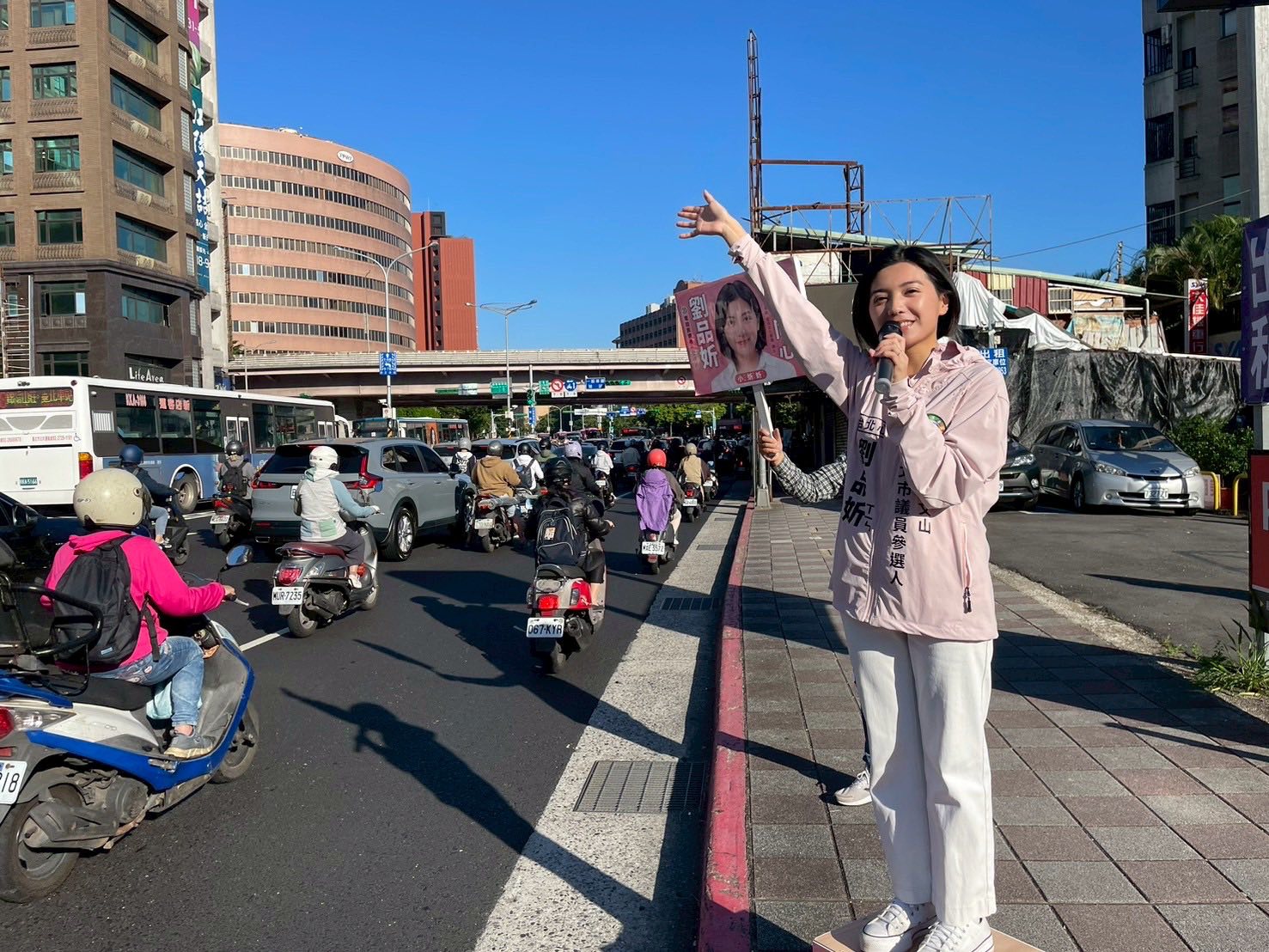 ▲劉品妡「新人勤走基層、早起站路口、扎根市場」,直言「新人不怕辛苦,只怕辜負期待。」(圖/劉品妡臉書)