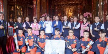龍山寺長期熱心公益     助消防同仁完善救災救護裝備     侯友宜親自致謝