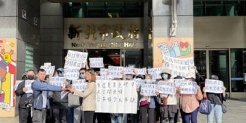 不滿遷廠預告短、補助有高低 瓦城基層員工高舉「還我資遣費」標語 赴新北市府抗議