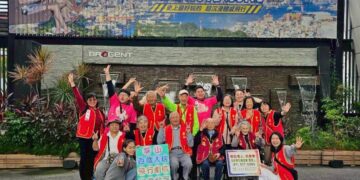 華山百歲長者體驗沉浸式飛行劇場  暢遊台灣美景