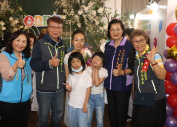 吞嚥訓練兩年 五股陳立群獲模範家屬表揚 從一粒米飯帶領插鼻胃管女兒正常進食