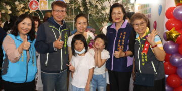 吞嚥訓練兩年 五股陳立群獲模範家屬表揚 從一粒米飯帶領插鼻胃管女兒正常進食