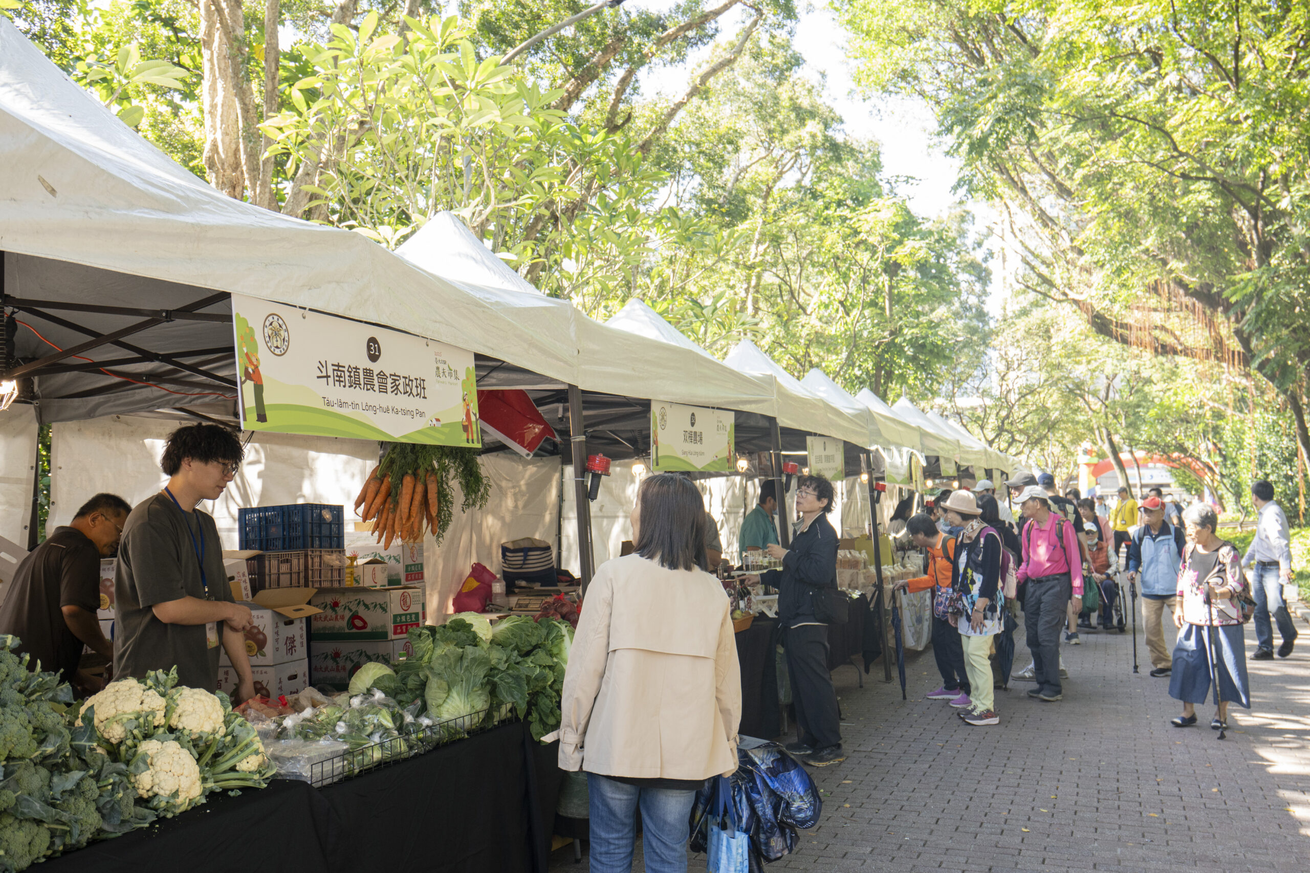 ▲適逢臺灣大學創校97年校慶,師生、校友及民眾紛紛湧入臺大校園參與臺大USR農夫市集,現場人潮絡繹不絕、場面熱鬧非凡。(圖/國立臺灣大學提供。)