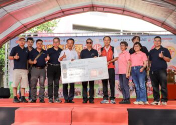 若竹兒愛心園遊會募款　翁章梁拍賣21年玉山陳高甕酒