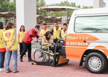 長照車輛供不應求 嘉義汽修工會捐贈復康巴士