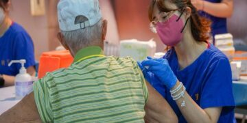 即日起開放滿50歲以上民眾「左流右新」　屏東火車站湧現接種人潮