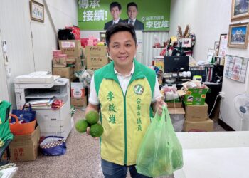 台南東山橘子盛產季節　李啟維議員服務處幫農民賣橘子