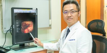 七旬翁便秘竟是7 公分大腸癌  彰基單孔達文西SP手術助順利除癌