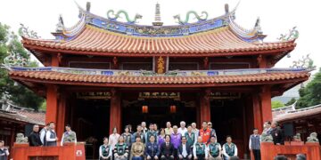 賴清德總統到臺南孔廟、正統鹿耳門聖母廟、歸仁仁壽宮參拜揭匾 黃偉哲全程陪同為市民祈福