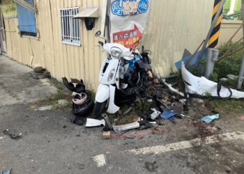 恆春驚悚車禍!自小客追撞水泥預拌車又波及機車 1死7傷慘烈現場曝光