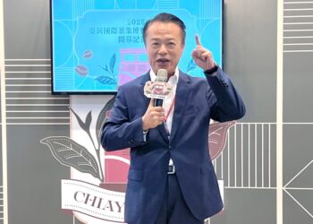 五星縣長翁章梁化身代言人   啡嚐嘉義X高山茶都跨界登場
