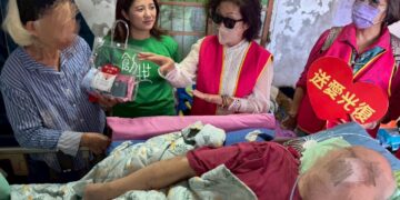 創世基金會暖心禮包 溫暖了植物人家庭