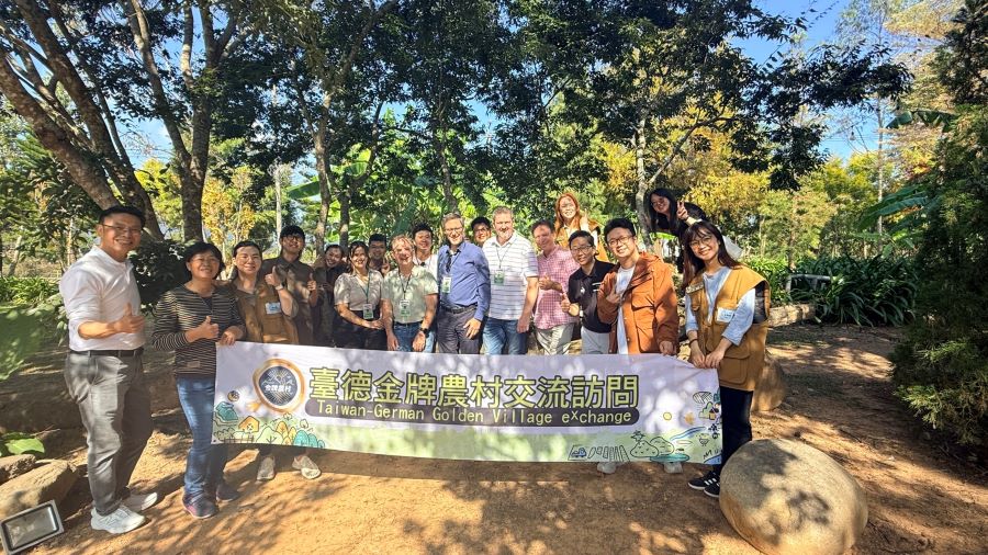 德國金牌農村團參訪苗栗農村再生成果，聽取成長故事-倒下的大樹成為另一處網紅景點因為人回來了，它的故事正要開始。(圖/苗栗縣政府)