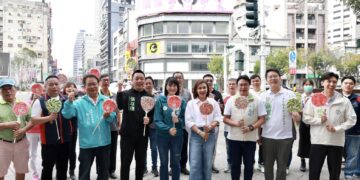 情誼三十載 邱議瑩攜手陳其邁子弟兵 「最像陳其邁的參選人」換新看板宣告接棒