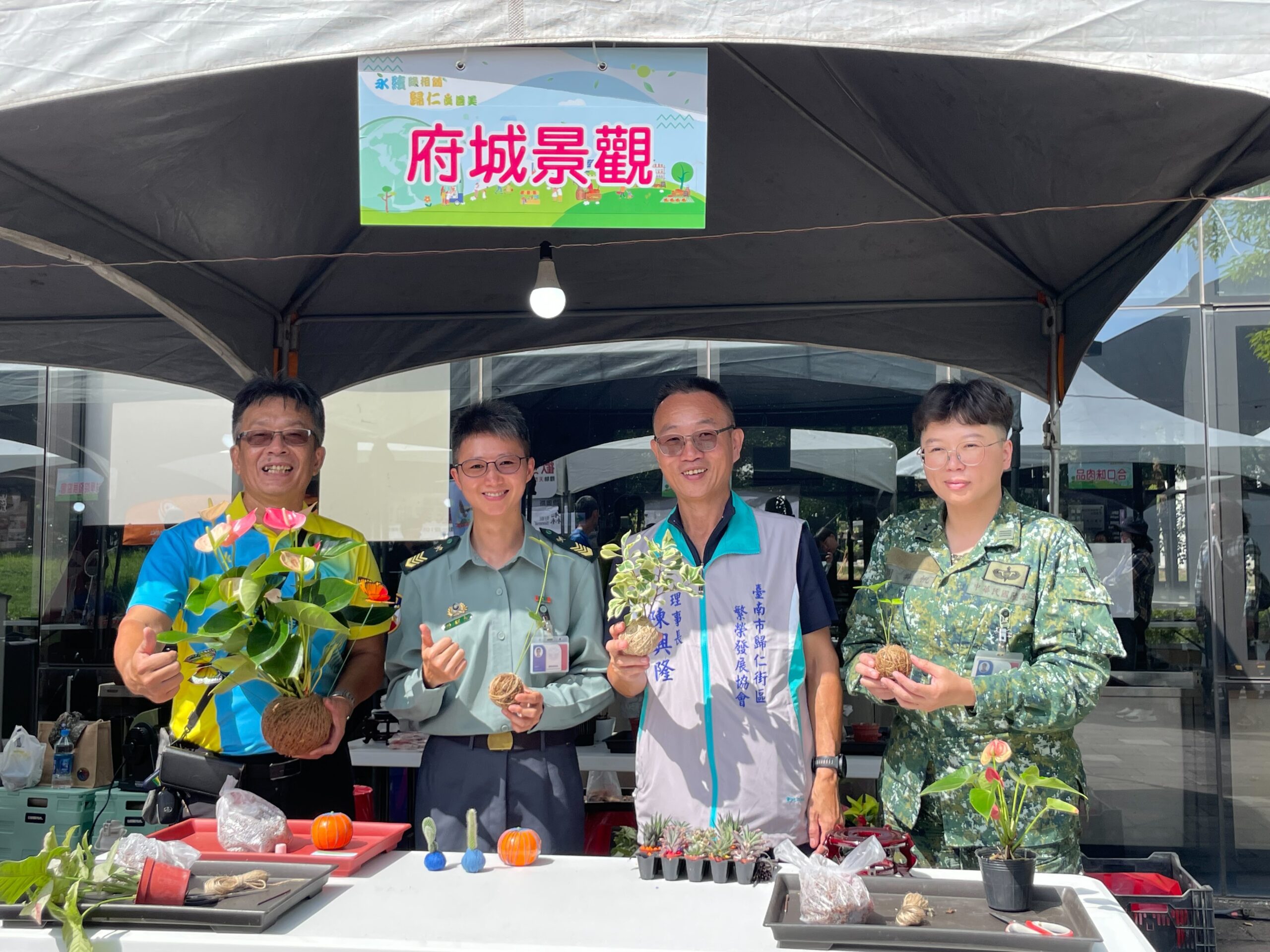 ▲理事長陳興隆特別邀請府城園藝黃毅斌老師現場進行DIY教學,讓園藝撫慰身心靈之美。