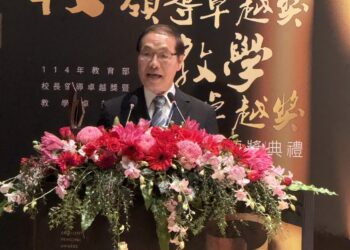 東華附小前校長鮑明鈞榮獲校長領導卓越獎 實至名歸