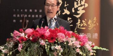 東華附小前校長鮑明鈞榮獲校長領導卓越獎 實至名歸