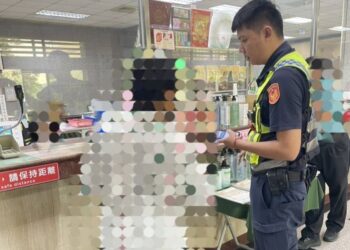 遇假檢警詐騙 東港警成功阻詐