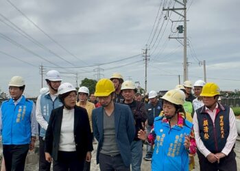 ▲彰化縣議會議長謝典霖與王惠美縣長共同前往田尾鄉視察清水溪排水正義橋上游路面塌陷與周邊坡面損壞情形。（圖／謝典霖辦公室提供）