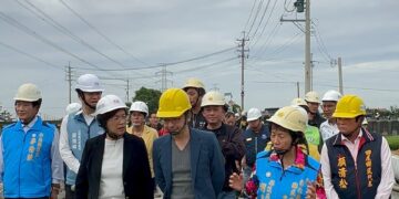 ▲彰化縣議會議長謝典霖與王惠美縣長共同前往田尾鄉視察清水溪排水正義橋上游路面塌陷與周邊坡面損壞情形。（圖／謝典霖辦公室提供）