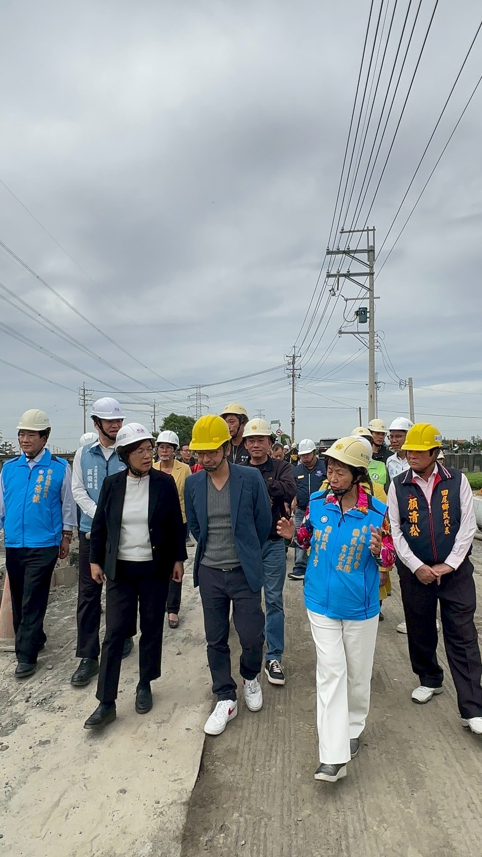 ▲彰化縣議會議長謝典霖與王惠美縣長共同前往田尾鄉視察清水溪排水正義橋上游路面塌陷與周邊坡面損壞情形。（圖／謝典霖辦公室提供）