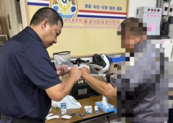 民眾跌倒受傷　東港警即時協助包紮