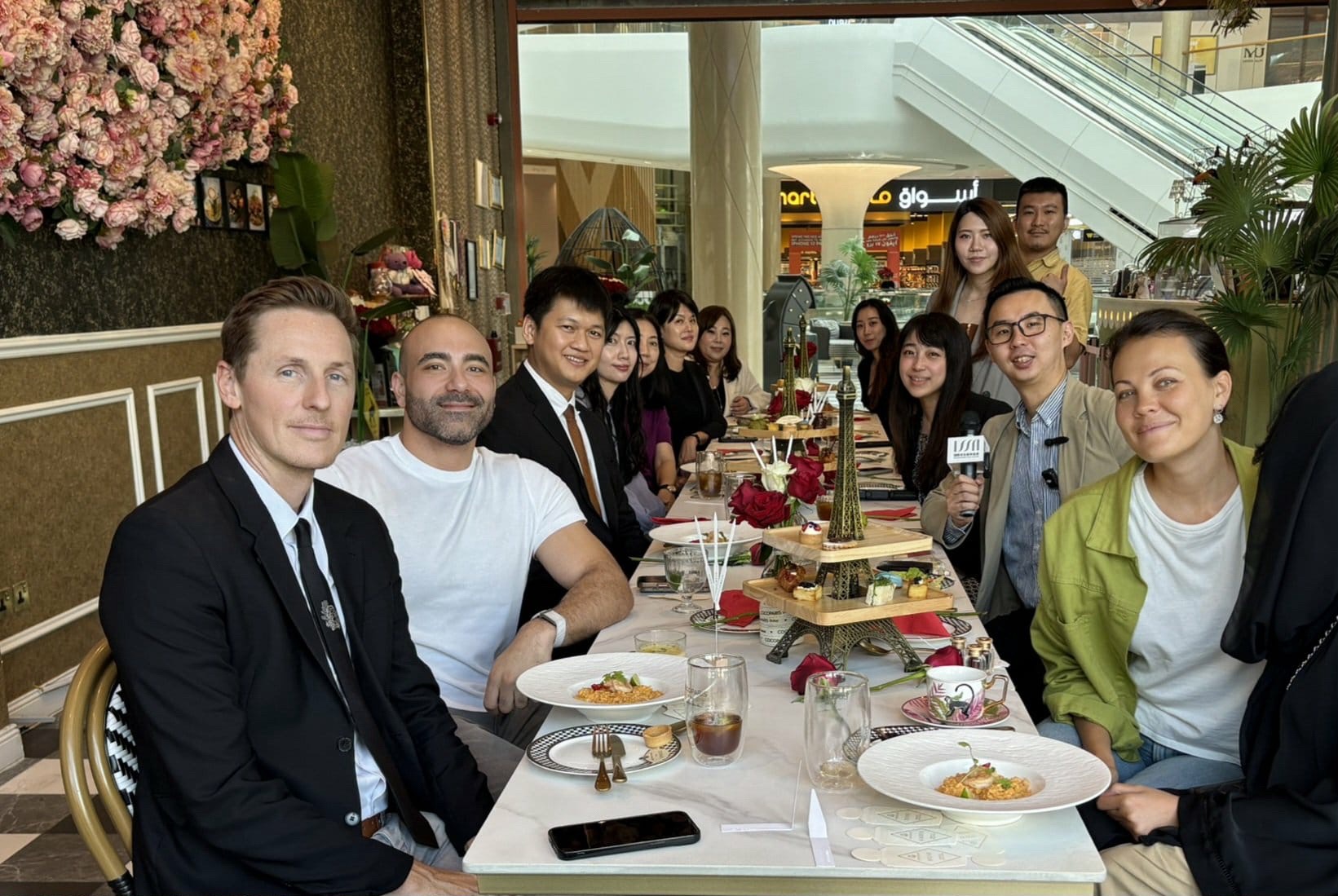 ▲GIP 杜拜分校負責人-調香師Marie Elshina(右二)與杜拜師生 全力響應(圖/由ISSA提供。)