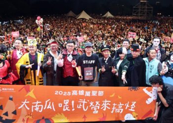 2025高雄萬聖節7萬人踩街狂歡　陳其邁化身工作人員與市民同樂