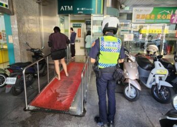 潮州警戮力守護民眾財產 普發現金1萬上路 ATM加強巡簽、防詐宣導不停歇