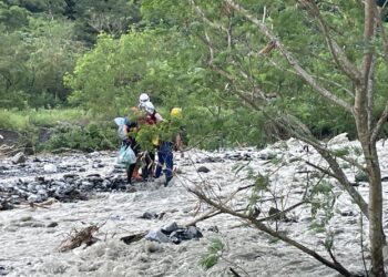 影音/宜蘭豪雨白米溪暴漲住戶受困 消防搶救脫困