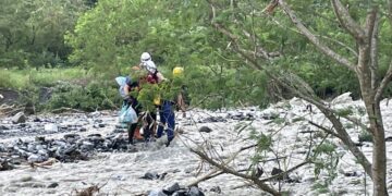 影音/宜蘭豪雨白米溪暴漲住戶受困 消防搶救脫困