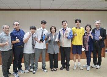 FIRA機器人賽事大滿貫、高中地奧再添佳績　周春米縣長接見屏東學子
