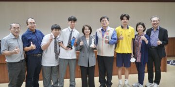 FIRA機器人賽事大滿貫、高中地奧再添佳績　周春米縣長接見屏東學子
