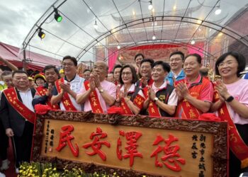 土城北辰宮48週年慶超有份量     恭迎白沙屯媽祖蒞臨     數千信眾「蹽過」土中雙區祈福