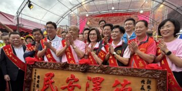 土城北辰宮48週年慶超有份量     恭迎白沙屯媽祖蒞臨     數千信眾「蹽過」土中雙區祈福