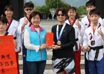 跆拳教練陳廖霞、選手陳哲戰績輝煌 游淑貞前往國風國中貼紅榜頒獎鼓勵