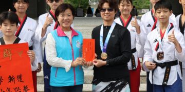 跆拳教練陳廖霞、選手陳哲戰績輝煌 游淑貞前往國風國中貼紅榜頒獎鼓勵