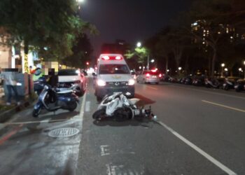 鼓山區南屏路2機車交通事故糾紛　鼓山警到場協助