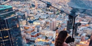 GD Properties(佶帝集團)震撼推出 KL360　馬來西亞首座70米懸崖彎曲泳池與10米長和透明玻璃天空滑梯地標　　投資熱點引爆吉隆坡！