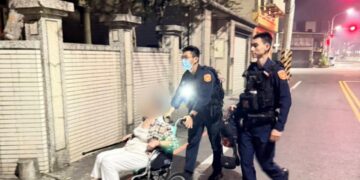 寒夜裡的一道暖光:岡山警推輪椅護送迷途老婦平安返家
