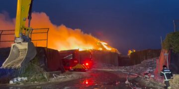 影音/花蓮華東垃圾場火警 風勢助長火勢臭味漫天