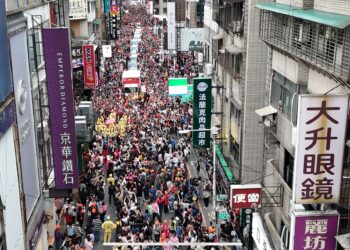 白沙屯媽祖百年首度停駕板橋妙雲宮，虔誠信眾擠爆廟前廣場及周邊巷道。
