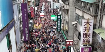 白沙屯媽祖百年首度停駕板橋妙雲宮，虔誠信眾擠爆廟前廣場及周邊巷道。