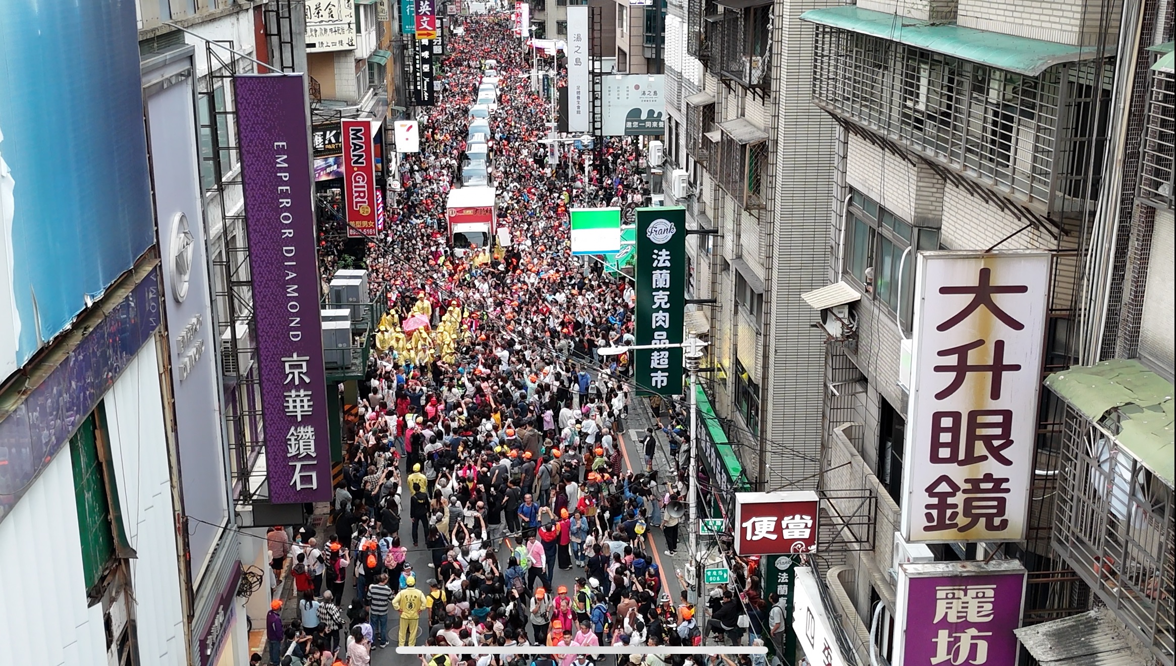 白沙屯媽祖百年首度停駕板橋妙雲宮，虔誠信眾擠爆廟前廣場及周邊巷道。