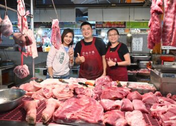 勤走基層聽民意 邱議瑩市場掃街氣氛熱烈、婆媽熱情相擁