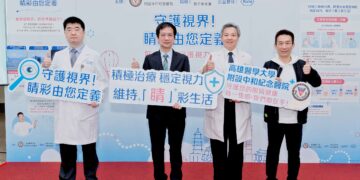 ５旬婦誤把黃斑部病變當老花，洗頭意外揪出視力　危機高醫眼科衛教展示範「遮一眼、睜一眼」檢查護視力