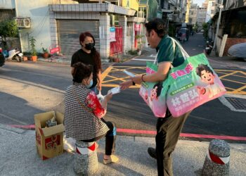 選戰文宣也拚「實用派」！柯志恩小提袋、李明璇環保袋上陣　林哲弘超大購物袋意外成焦點