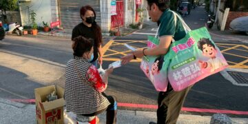 選戰文宣也拚「實用派」！柯志恩小提袋、李明璇環保袋上陣　林哲弘超大購物袋意外成焦點