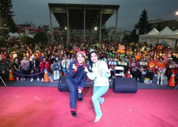 鹽埔下雪了！　鄉長呂家萱驚喜化身 Elsa 親子共繪大地塗鴉牆點亮耶誕