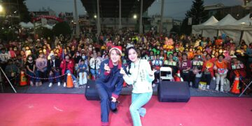 鹽埔下雪了！　鄉長呂家萱驚喜化身 Elsa 親子共繪大地塗鴉牆點亮耶誕